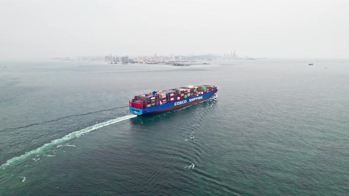 中国 山东青岛远洋货轮在大海上航行