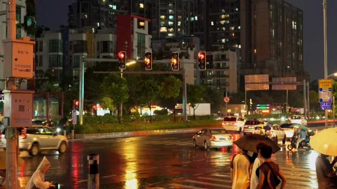 城市下雨天路上行走的车量 车流