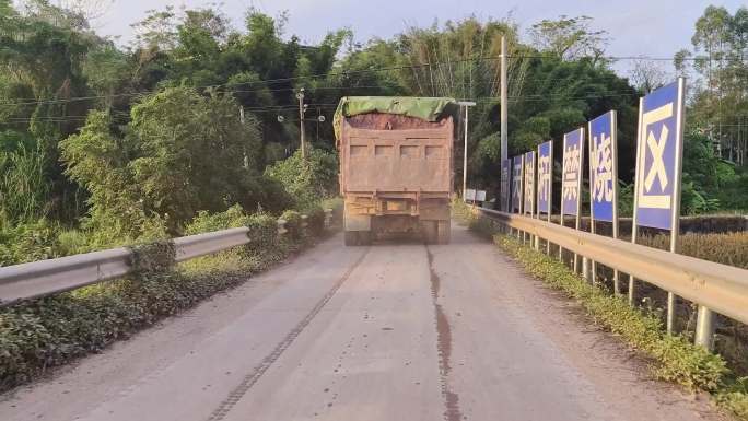 跟拍货车跟拍汽车爬坡行驶跟踪追拍行驶汽车