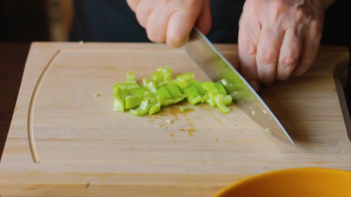 把青椒剁碎，放入炒菜中。