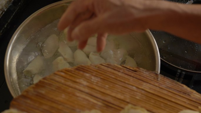 妈妈下饺子煮饺子