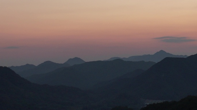 黄昏时刻的群山