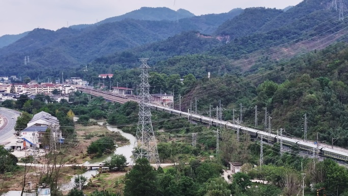 【4k】航拍绿皮火车经过村镇