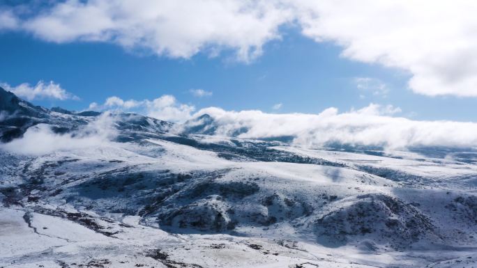 川西康定阿坝青绕神山观景台雪景