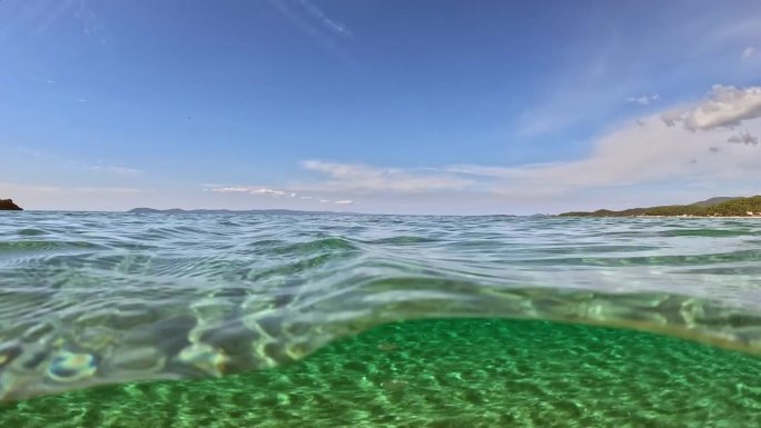 半水下慢动作拍摄热带海滩与清澈的海水。海景。沙滩和水面