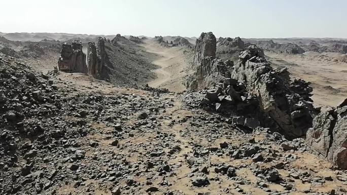 新疆哈密新景点：秘境长城，火山地貌