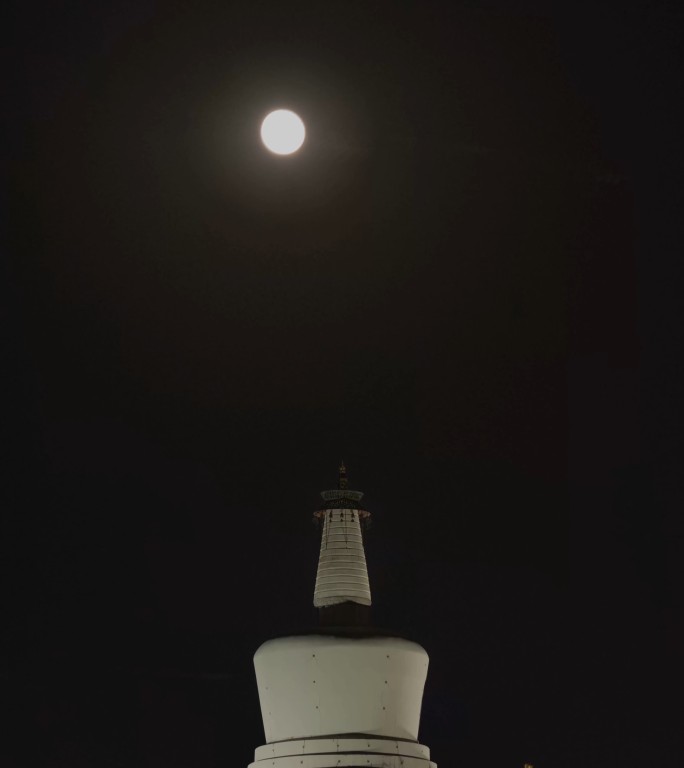 北京北海白塔八月十五中秋夜晚月亮升起竖版