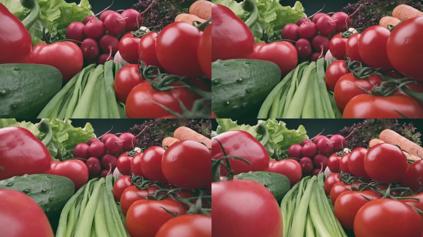 新鲜有机湿蔬菜滑动镜头。健康的夏季蔬菜收获在黑色背景。番茄、黄瓜、辣椒、大蒜、萝卜、欧芹和生菜