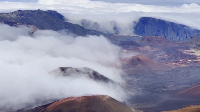 在夏威夷毛伊岛的哈雷阿卡拉山顶，云层笼罩着火山口，这是电影般的急速上升的镜头。30fps的4K HD