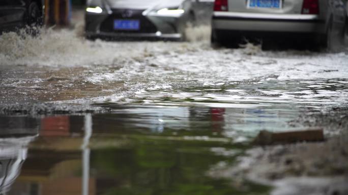 降雨城市积水 广东中山市