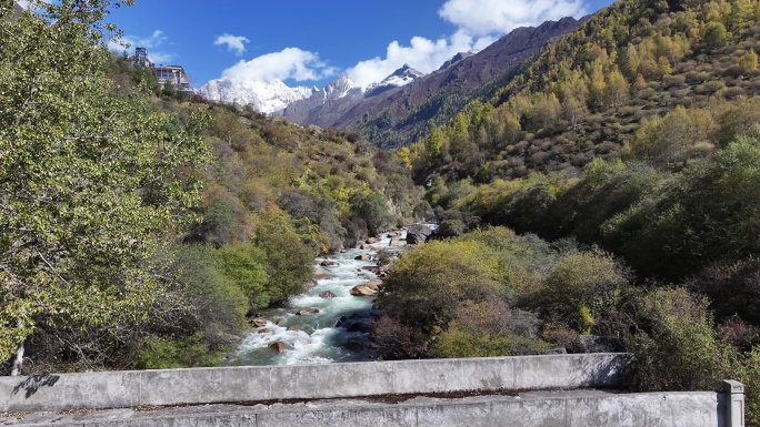 高山流水秋景雪山航拍