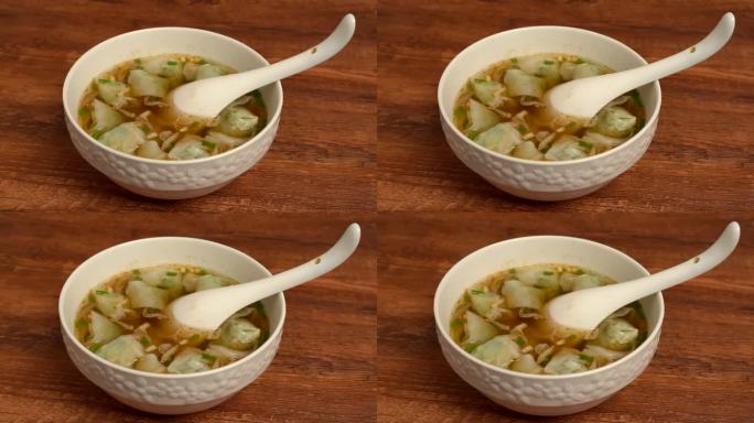 一碗传统中国美食小馄饨4K