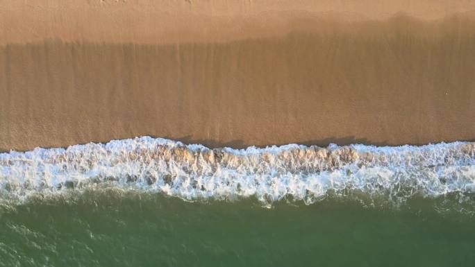 4K鸟瞰沙滩海浪慢动作