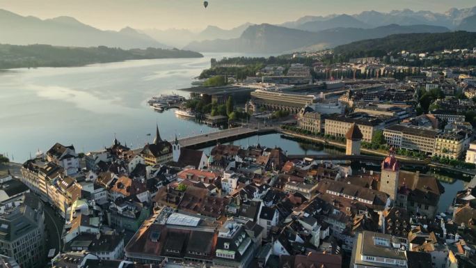 教堂桥和卢塞恩老城。飞机在日出时飞过卢塞恩市，背景是瑞士阿尔卑斯山和卢塞恩湖