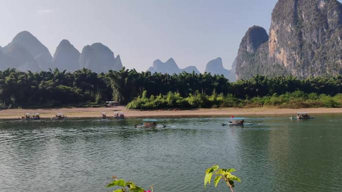 广西桂林漓江山水渡船江景