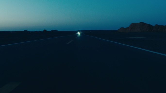 夜晚汽车高速行驶