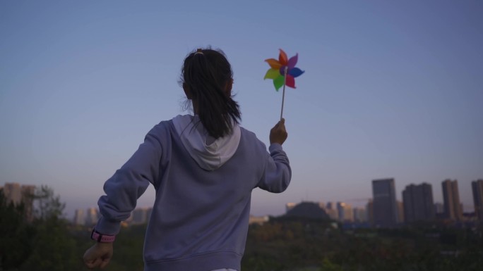 小孩子草地拿风车奔跑