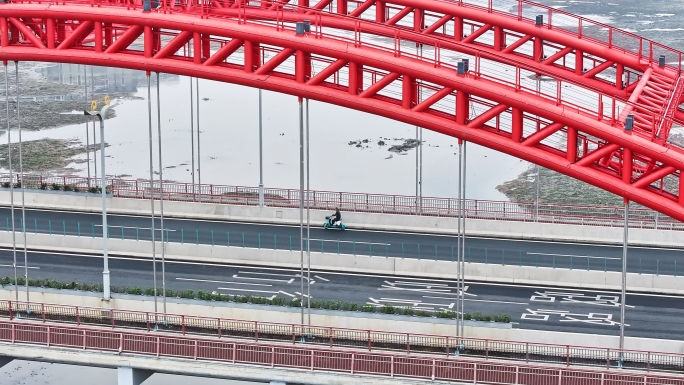 【4k原创】共享电动车大桥上骑行