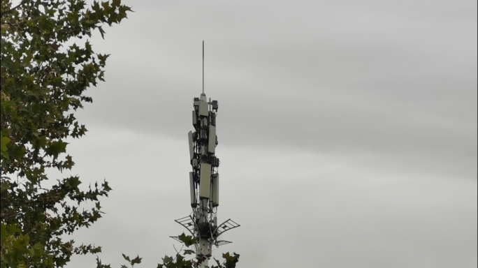 阴天压抑气氛信号塔电线杆