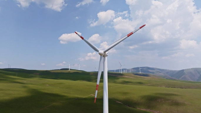 4k航拍草原风车风力发电绿色能源