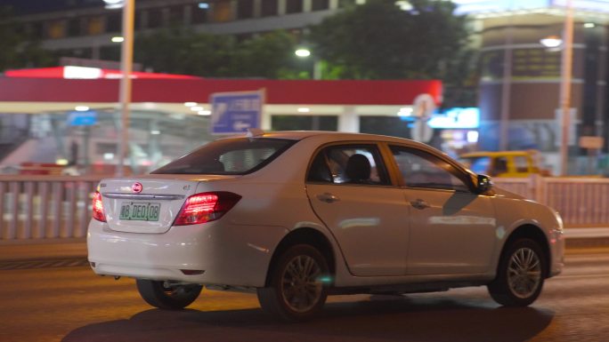 夜晚深圳交通比亚迪汽车行驶在路上
