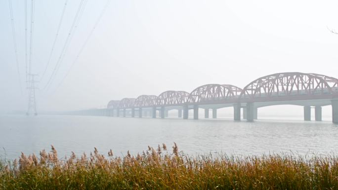 秋天官厅水库大桥湖面雾气与高铁桥