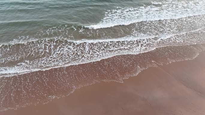 海边沙滩海浪拍打沙滩航拍旅拍素材潮汐