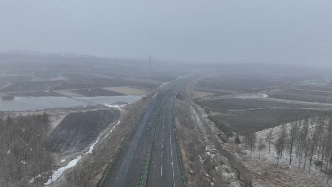 山区春雪树林高速公路