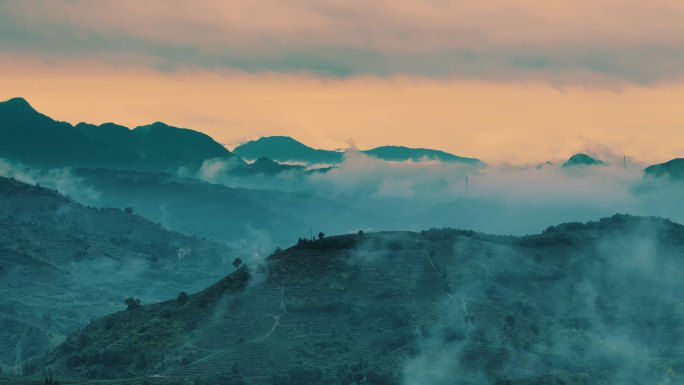 云雾缭绕水墨山川风景