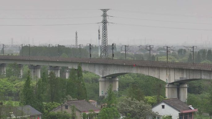 高铁动车在雨天驶过