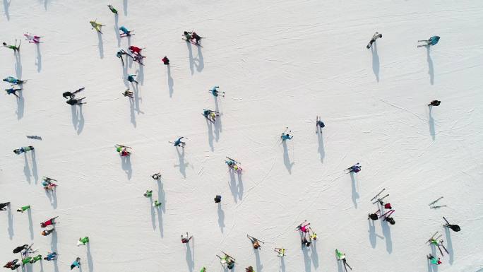 冬天 滑雪场 准备滑雪的人  大气航拍