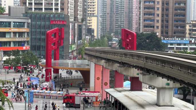 重庆杨家坪步行街上的轻轨2号线4K