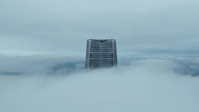 低空云层中的武汉最高楼武汉绿地中心综合