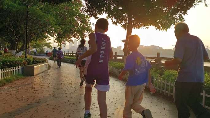 实拍城市晨跑早晨锻炼的市民江边公园跑步