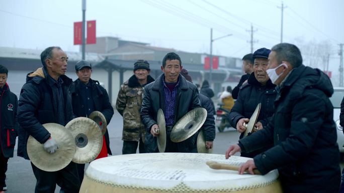 农村冬季打鼓排练为春节社火做准备