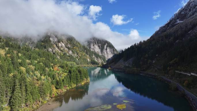 高山湖泊秋景云雾