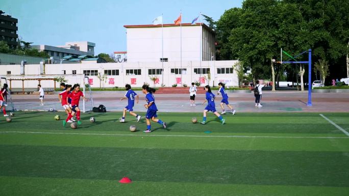 体育课上学生在努力练习踢足球