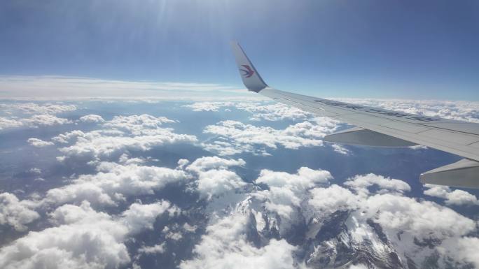 飞机飞跃白马雪山