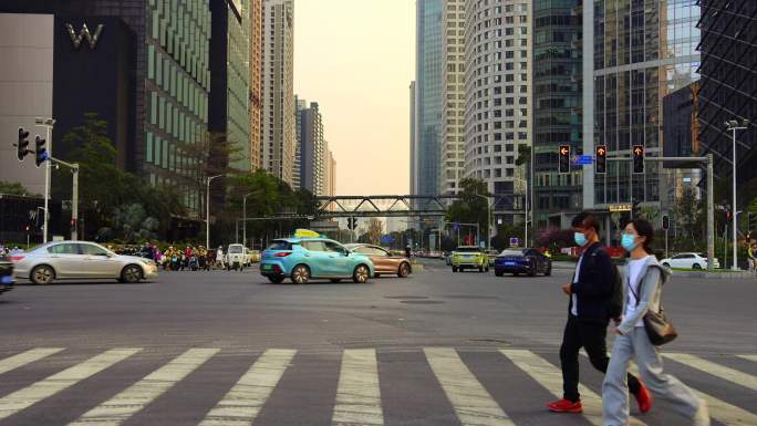 广州城市中央十字路口人流车流交通