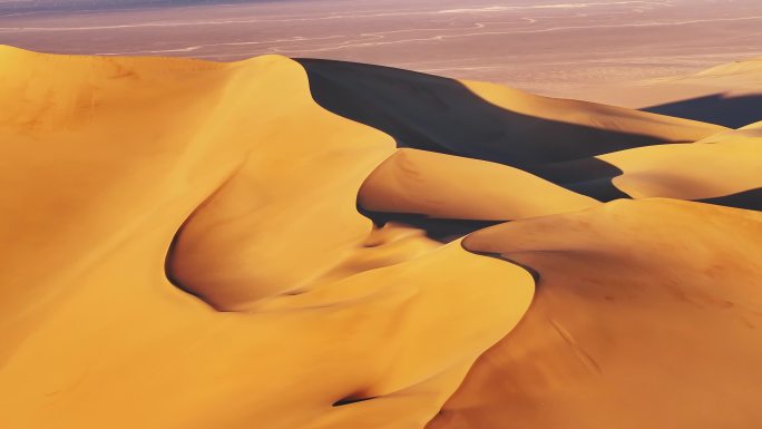 夕阳下的黄金沙漠（新疆库木塔格）