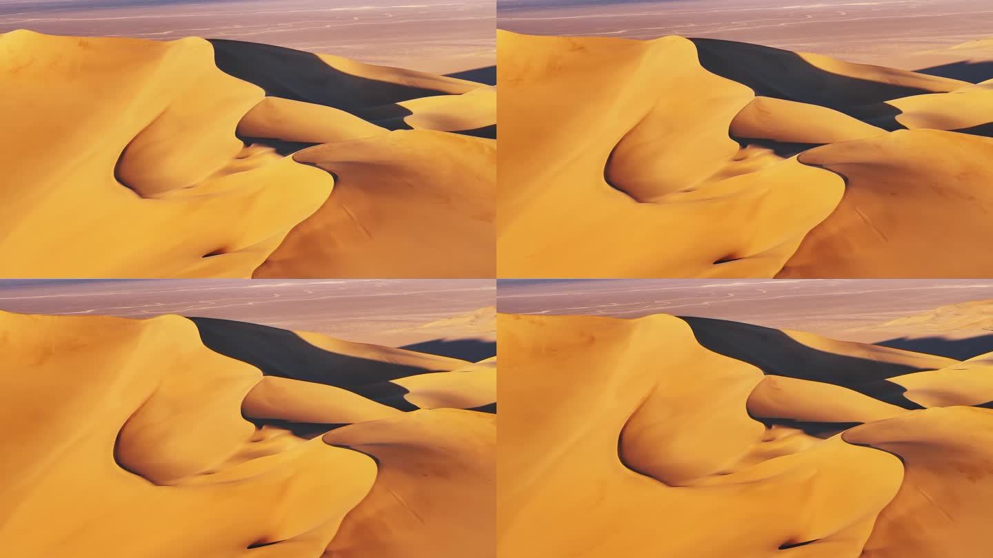 夕阳下的黄金沙漠（新疆库木塔格）