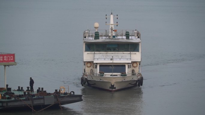 武汉长江江城6号游轮轮船靠泊码头靠岸