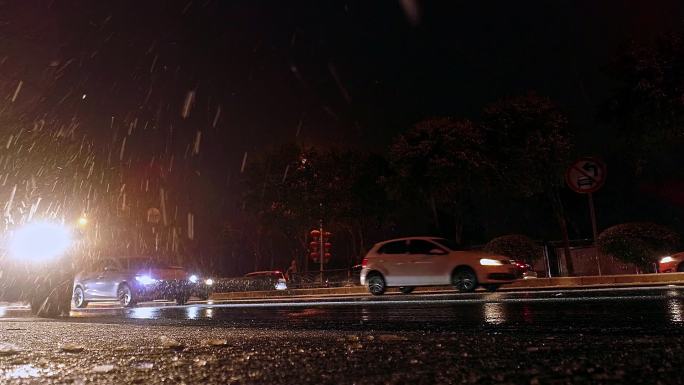 雪夜车流