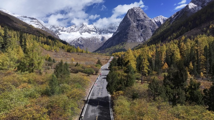 四姑娘山双桥沟秋景雪山航拍