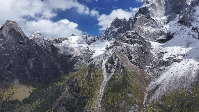 四川阿坝四姑娘山景区秋景雪山航拍