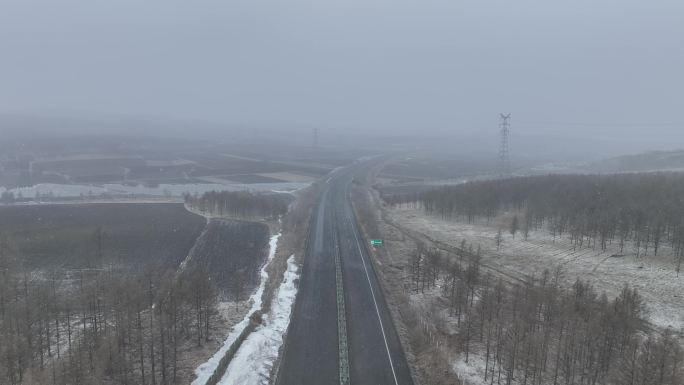 初春风雪飘落高速公路