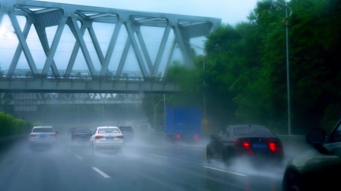 雨中行驶01  暴雨中前行的汽车