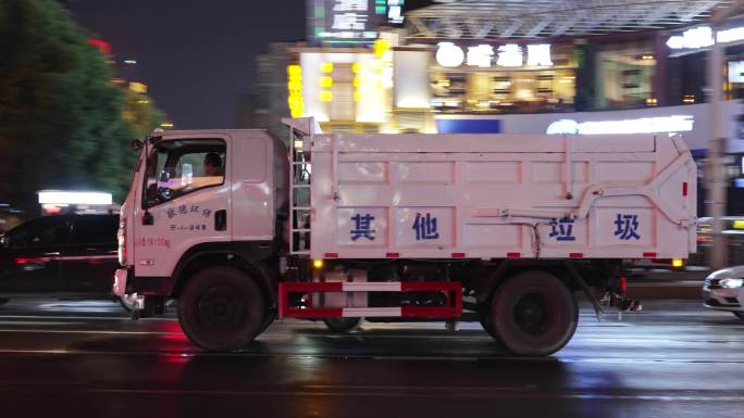 夜晚街道垃圾运输车驶过 其他垃圾分类车