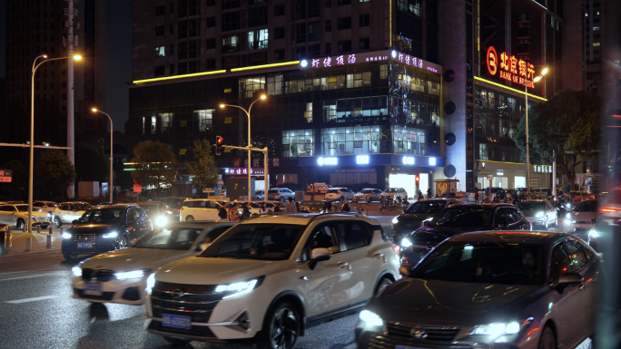 公交车窗外城市夜景孤独感道路车流