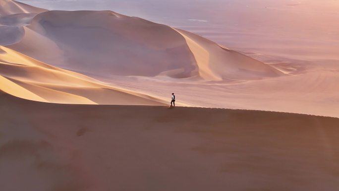 航拍沙漠徒步（新疆库木塔格）